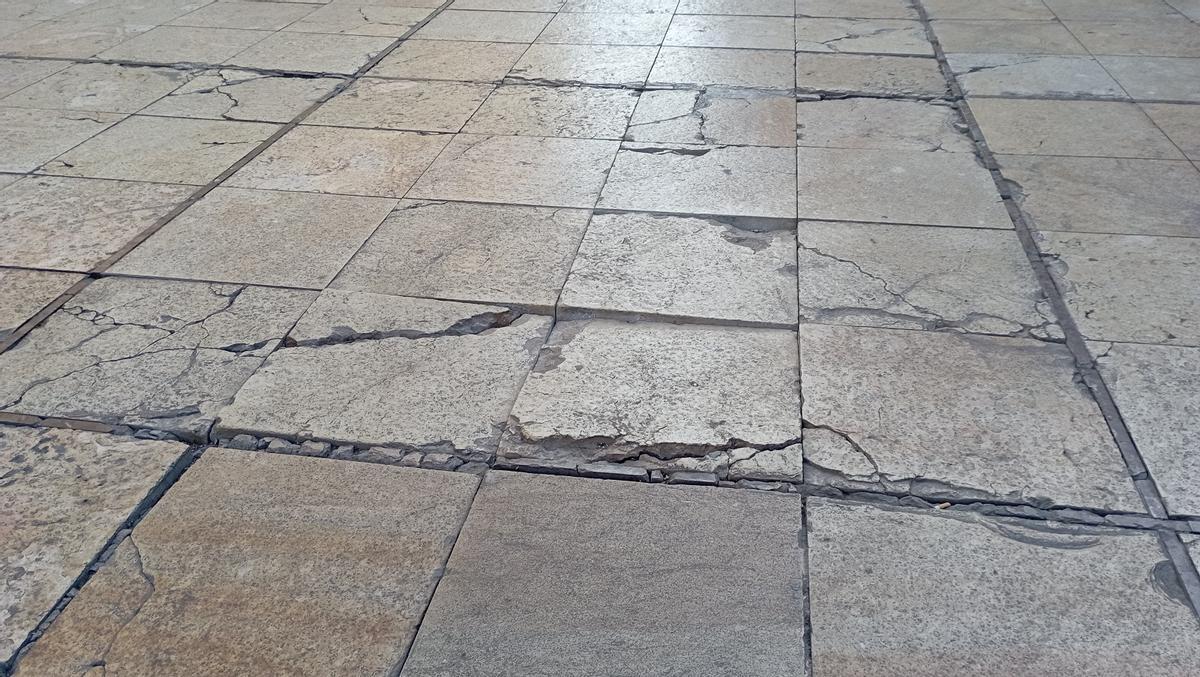 Otro detalle de las losas de la plaza de la Aduana.