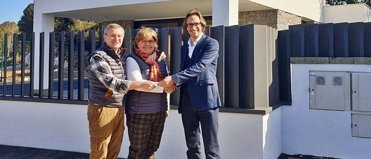 Antonio Cantalejo y Carmen Calderón cerrando una venta con Pablo Varea, director comercial de ventas de Veri Corral Inmobiliaria Llanes.