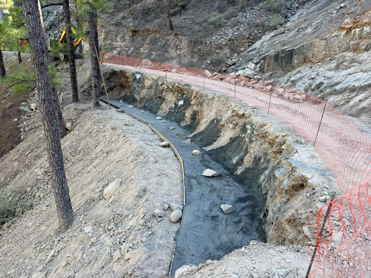Trabajos de refuerzo de la ladera.