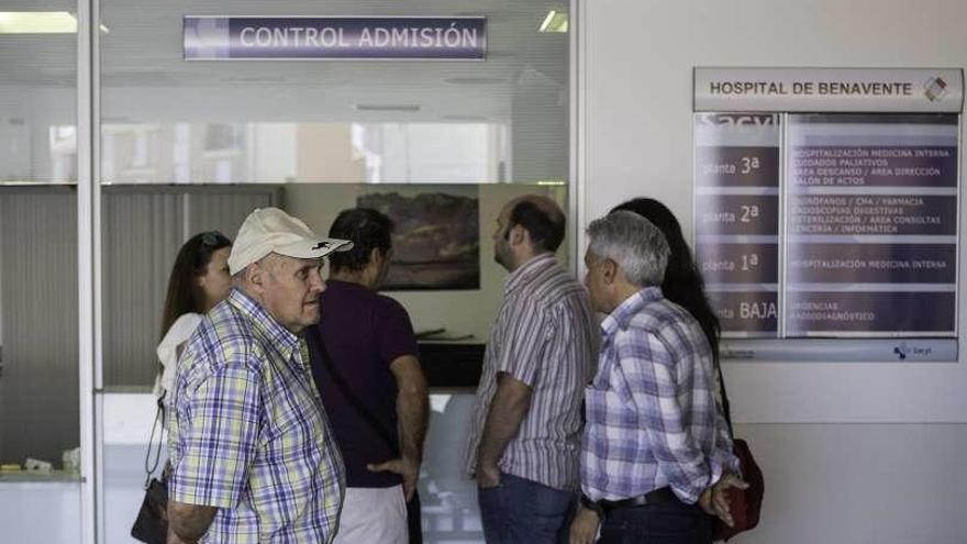 Los padres de Irene presentando su queja en el Hospital