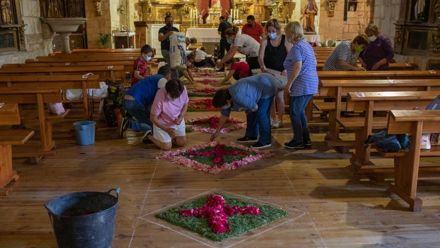 GALERÍA | El Perdigón, en Zamora, prepara la alfombra de flores del Corpus Christi