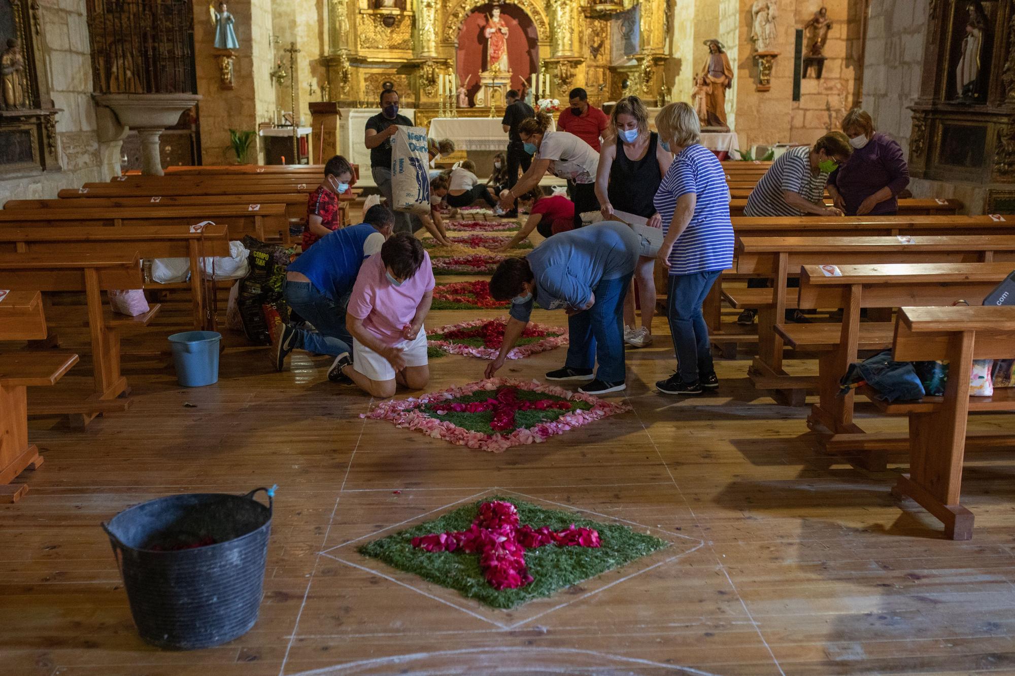 GALERÍA | El Perdigón, en Zamora, prepara la alfombra de flores del Corpus Christi
