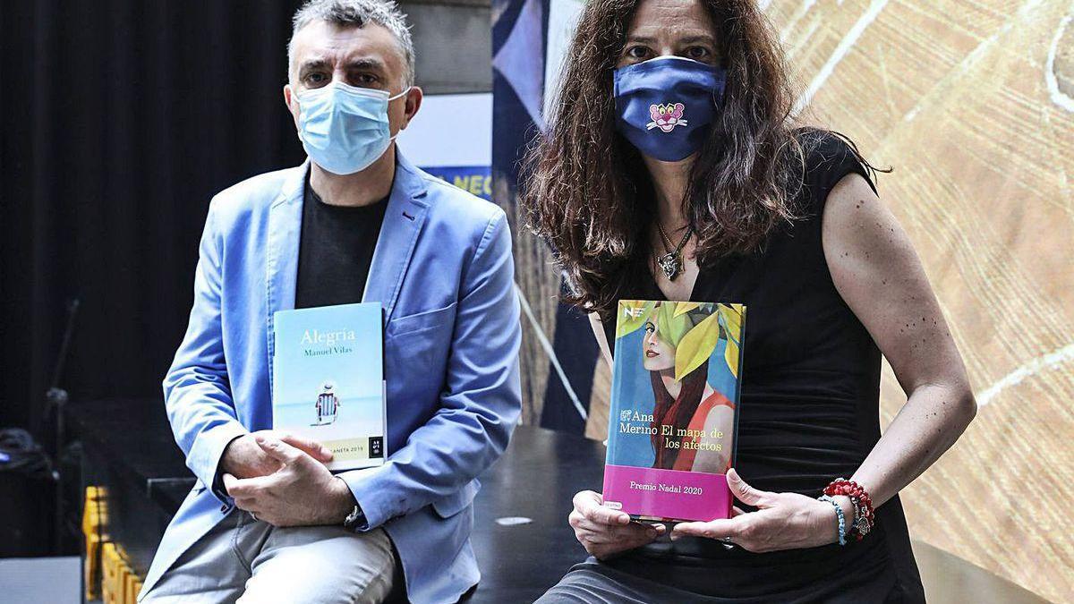 Manuel Vilas y Ana Merino posan con sus novelas &quot;Alegría&quot; y &quot;El mapa de los afectos&quot; en el Antiguo Instituto.