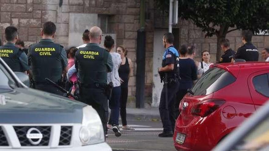 Agentes de la Policía Local, la Policía Nacional y la Guardia Civil median entre algunos de los implicados en la trifulca.