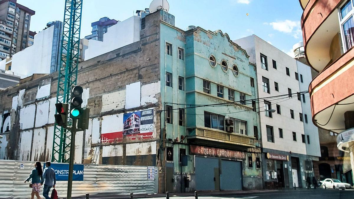 Imagen de Guanarteme donde los edificios antiguos están dando paso a nuevos inmuebles y le convierten en uno de los barrios más caros de la ciudad. | | J.C, GUERRA