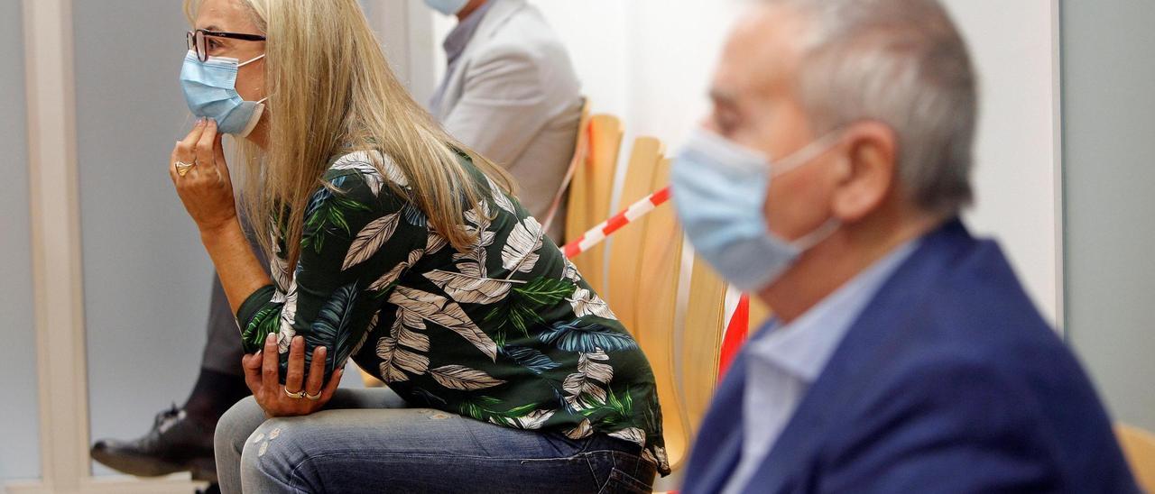 Sonia Castedo junto a Luis Díaz Alperi, en primer plano, durante la primera sesión del juicio por los amaños del PGOU.