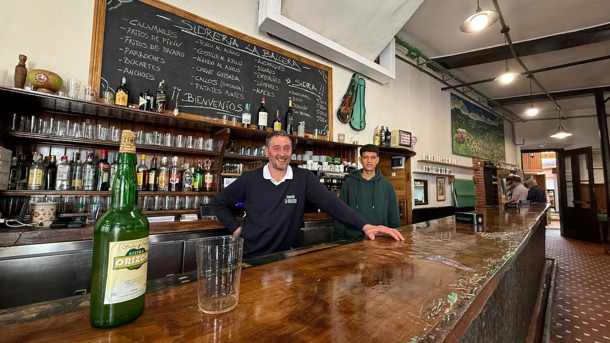 Guti Rodríguez y Ebrain Josué Malpica tras la barra de la renovada La Ballera