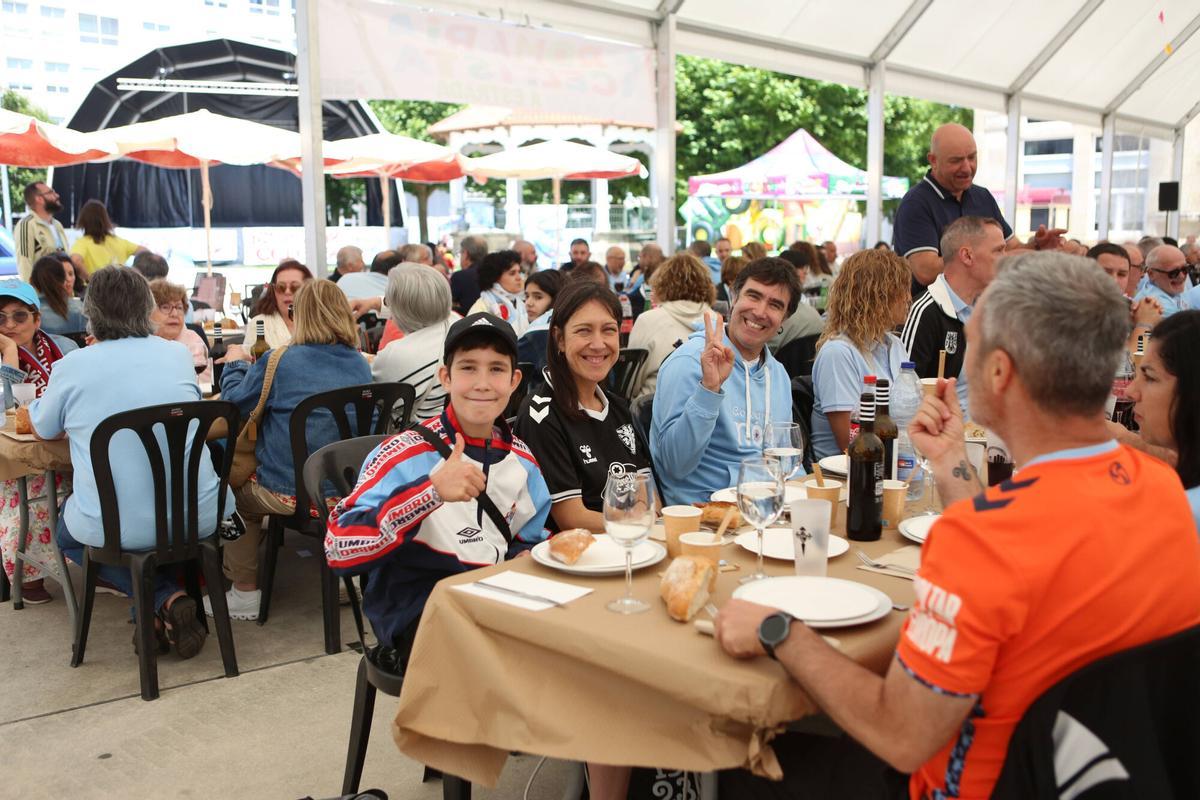 Familias enteras acudieron a la comida de la Romaría Celtista de A Estrada.