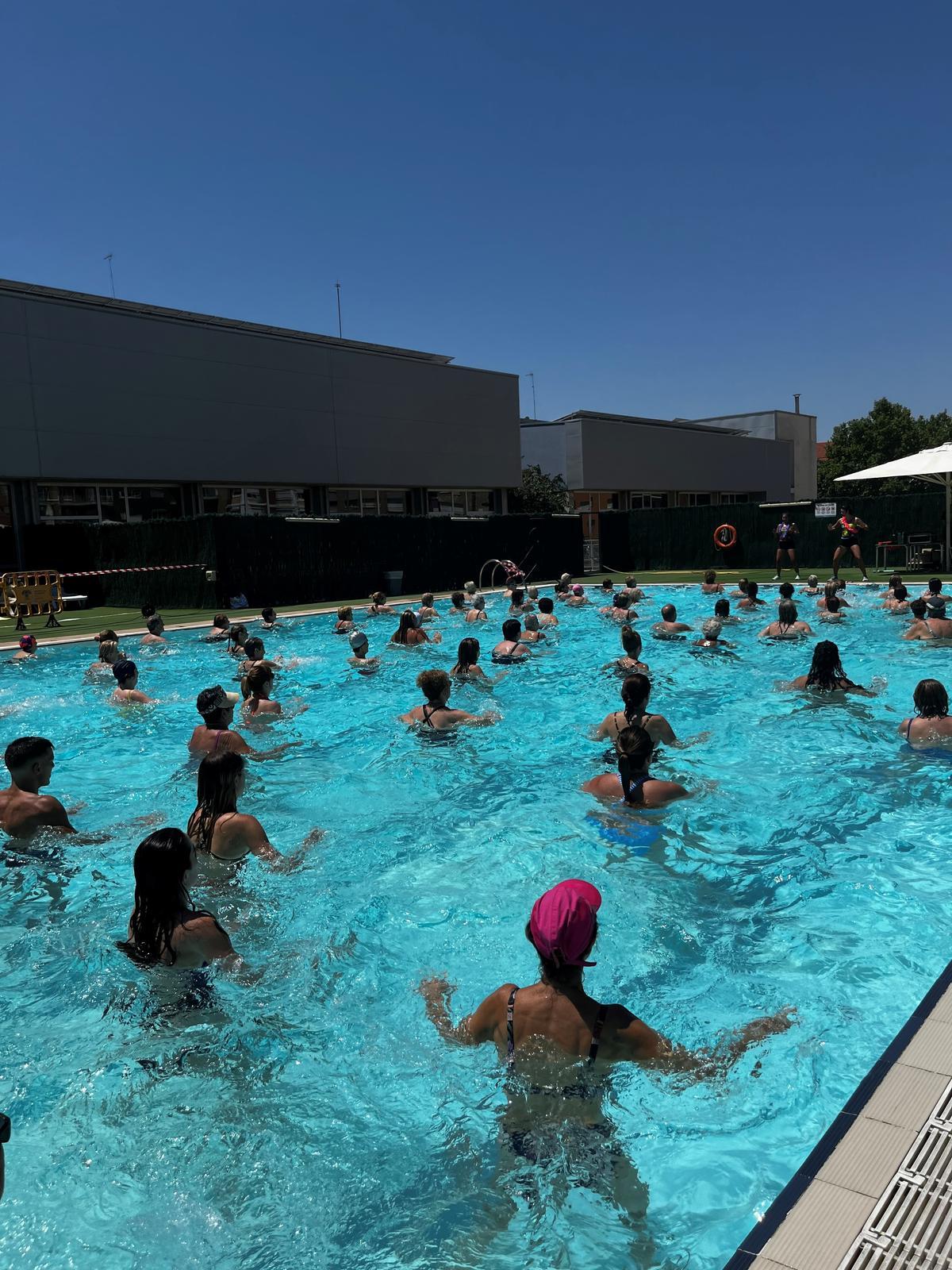 Un moment de la classe d'aeròbic a la piscina externa de les piscines municipals de Manresa