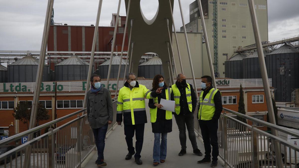 Clara San Damián con Sánchez Olea y otros responsables durante el recorrido por la pasarela peatonal de Cobadu