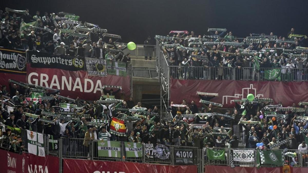 La afición del Betis se desplazó en masa a Granada