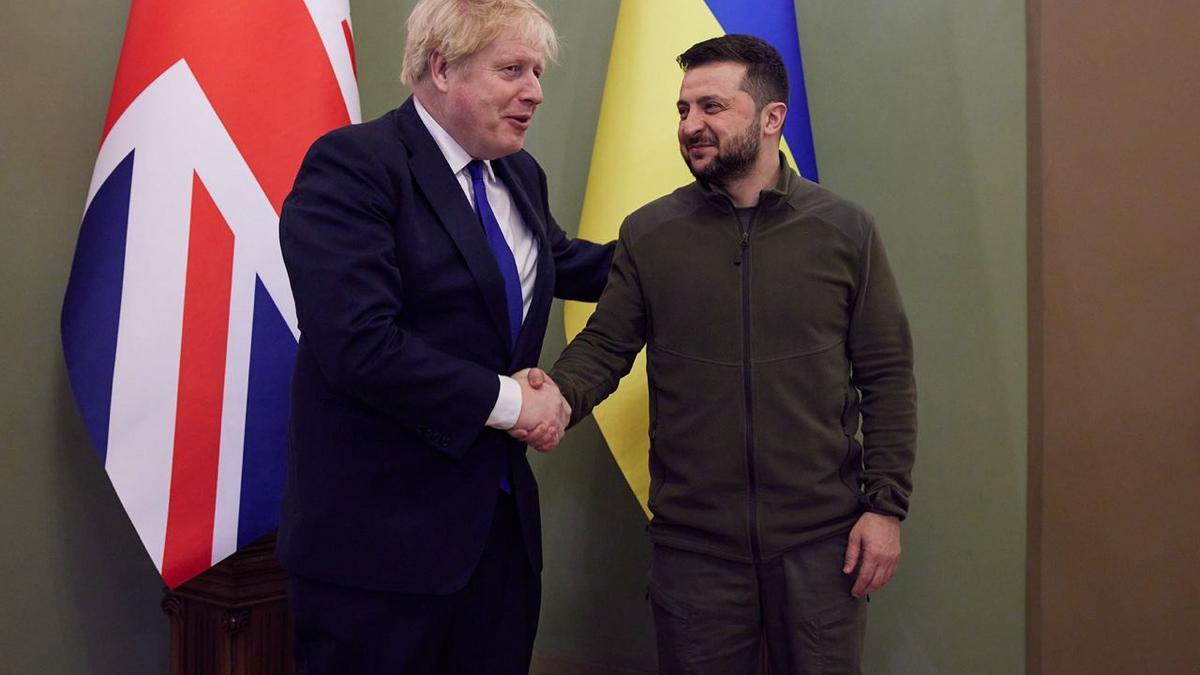 Johnson se reúne con Zelenski en Kiev en una visita no anunciada