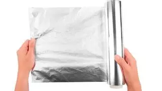 Envolver el brazo en papel de aluminio: la solución que toman cada vez más personas por la noche