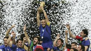 Cannavaro levanta la Copa del Mundo en 2006