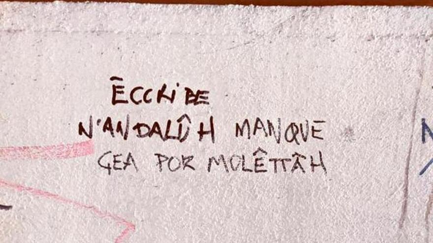 Una pintada que reivindica la escritura en andaluz.