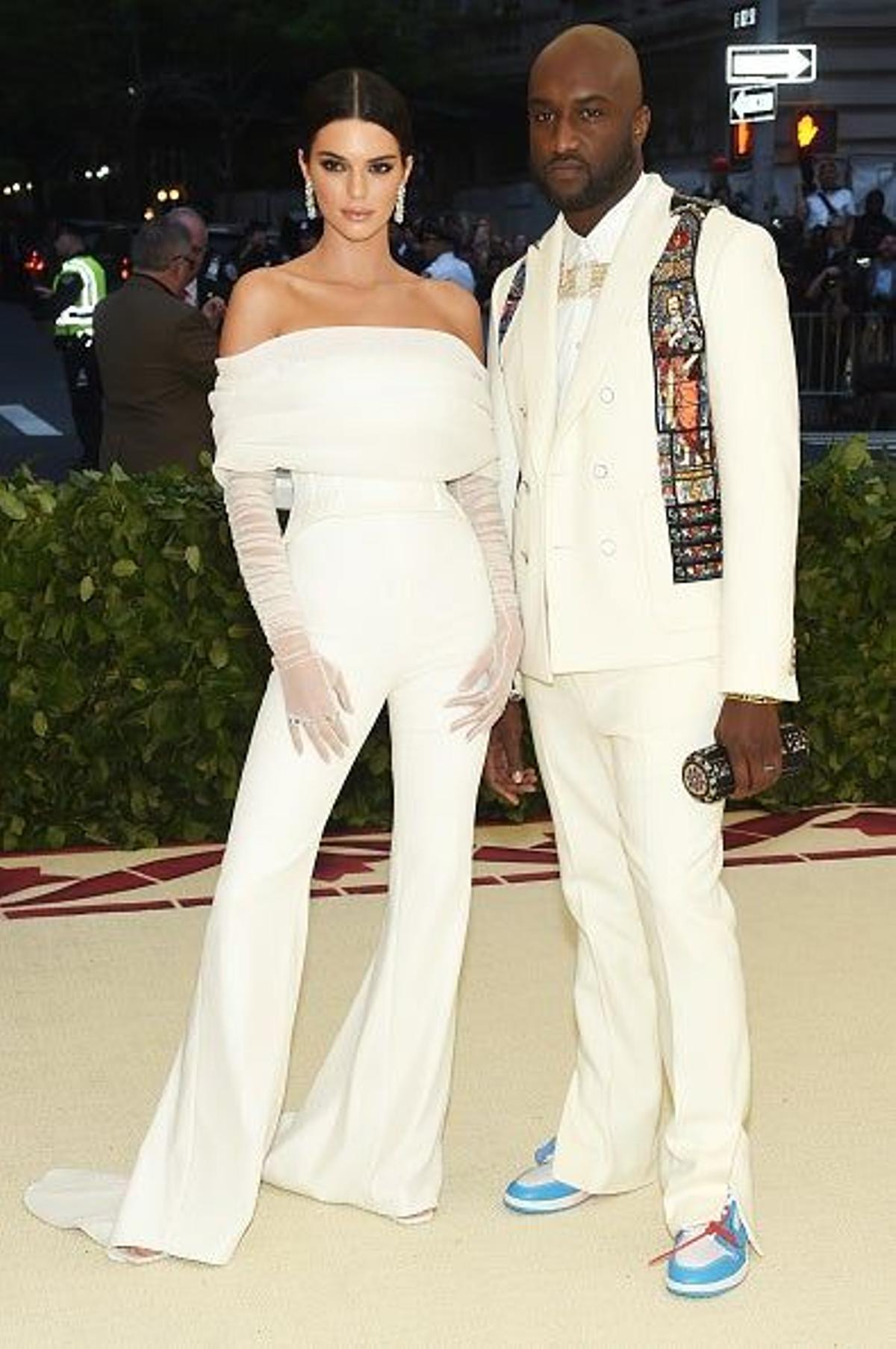 Kendall Jenner posa con Virgil Abloh, diseñador de su 'look' de la Gala Met