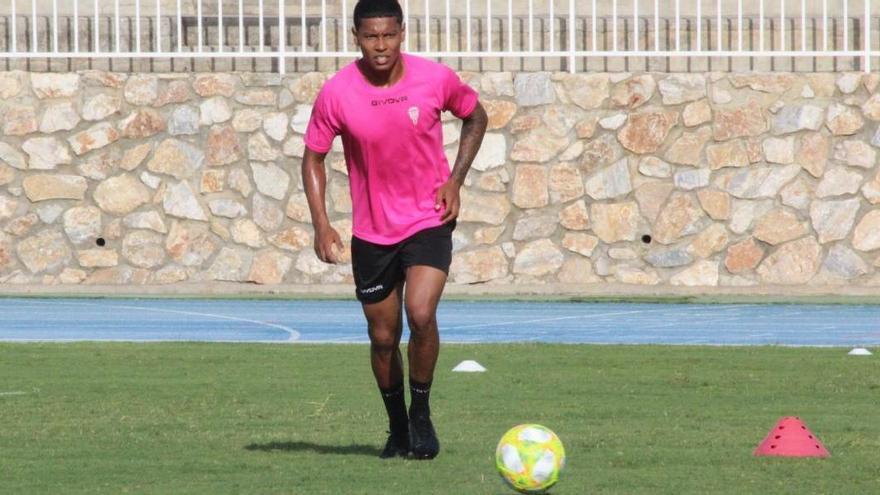 El centrocampista holandés Darren Sidoel, nuevo jugador del Hércules, en un entrenamiento con su club de procedencia, el Córdoba.