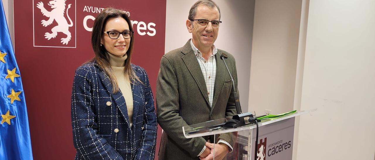 Los concejales de Vox Raquel Mirat y Eduardo Gutiérrez.