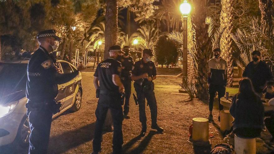 Agentes informando sobre las nuevas medidas de seguridad a los jóvenes en un parque de Elche, hace algunos días