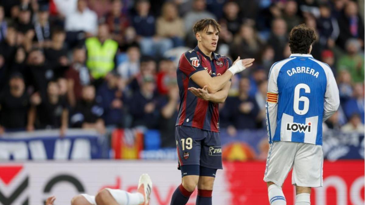 Carlos Espí lamentando una oportunidad perdida ante el Espanyol