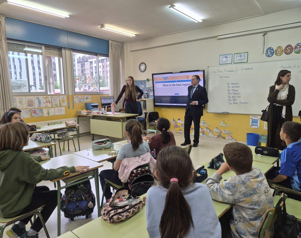 El Alcalde, en una de las aulas, durante su visita al colegio Lorenzo Novo Mier.