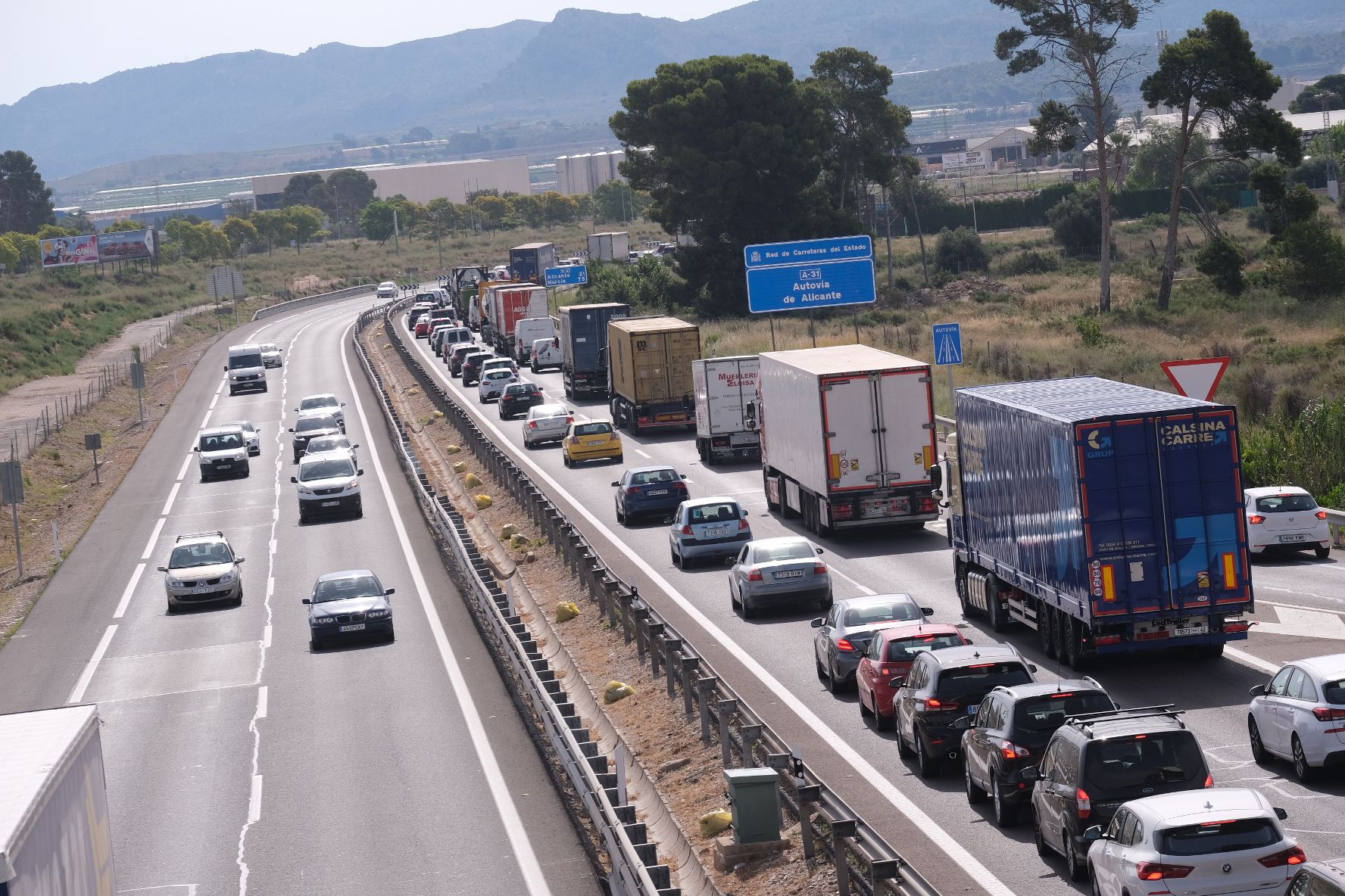 Un accidente en la A-31 provoca largas colas en la autovía