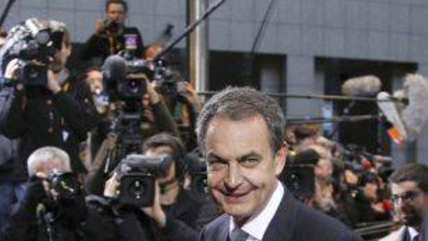 Zapatero llega a la cumbre para apoyar la solvencia de la deuda española