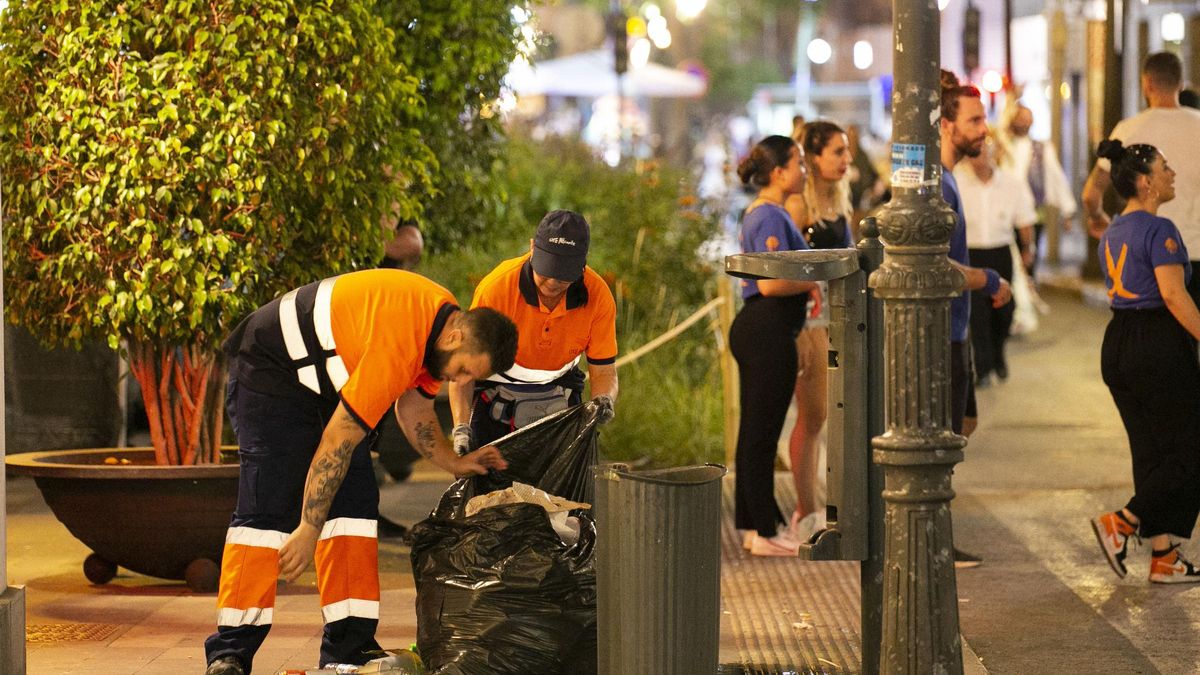 Operarios del servicio de limpieza recogen la basura durante las Hogueras de 2022.