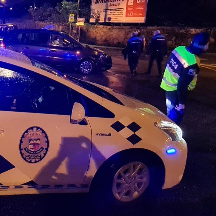 El coche en el que viajaba el herido recién operado, sobre la rotonda.