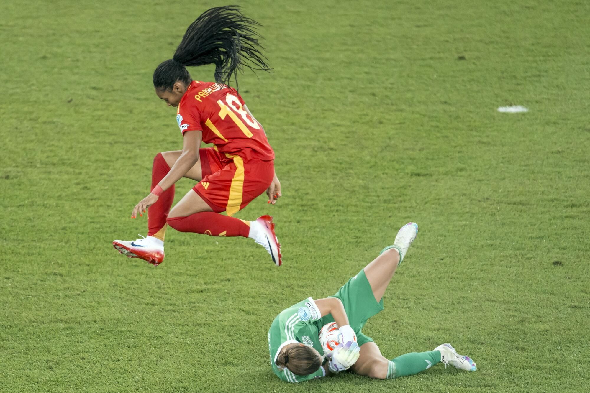 Zurich (Switzerland), 23/07/2025.- Spain's Salma Paralluelo (L) in action against Germany's goalkeeper Ann-Katrin Berger during the UEFA Women's EURO 2025 semi final soccer match between Germany and Spain, in Zurich, Switzerland, 23 July 2025. (Alemania, España, Suiza) EFE/EPA/GAETAN BALLY