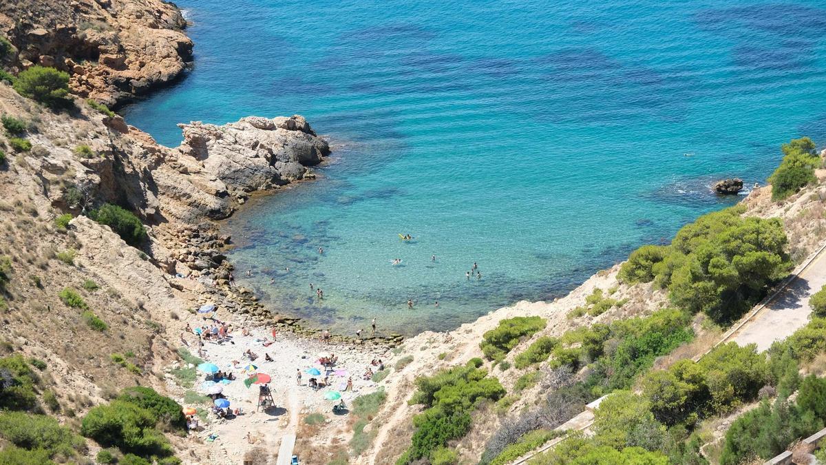 La cala escondida de Benidorm donde bañarse entre acantilados y aguas cristalinas