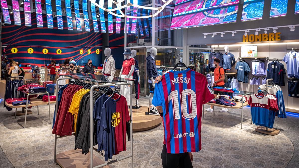 Reapertura tienda del Barça en las ramblas, espacios interiores donde todavía se venden camisetas con el nombre de Messi