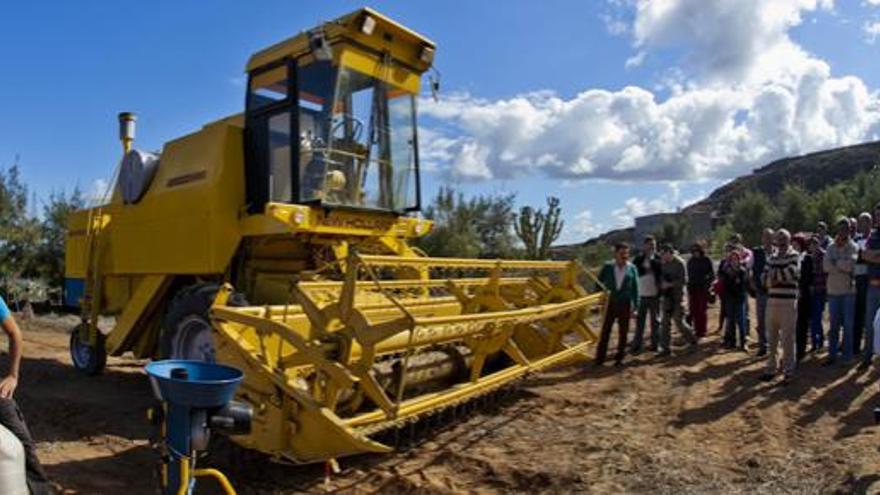 La estrella del proyecto, una cosechadora New Holland, presentada ayer por el Cabildo en Arucas. i JOSÉ CARLOS GUERRA