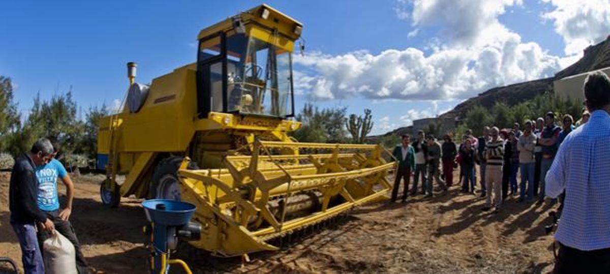 La estrella del proyecto, una cosechadora New Holland, presentada ayer por el Cabildo en Arucas. i JOSÉ CARLOS GUERRA