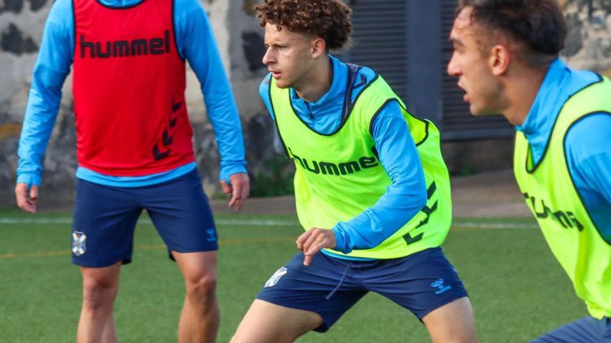 Adrián Toledo en acción durante un entrenamiento con el CD Tenerife B. | CDT
