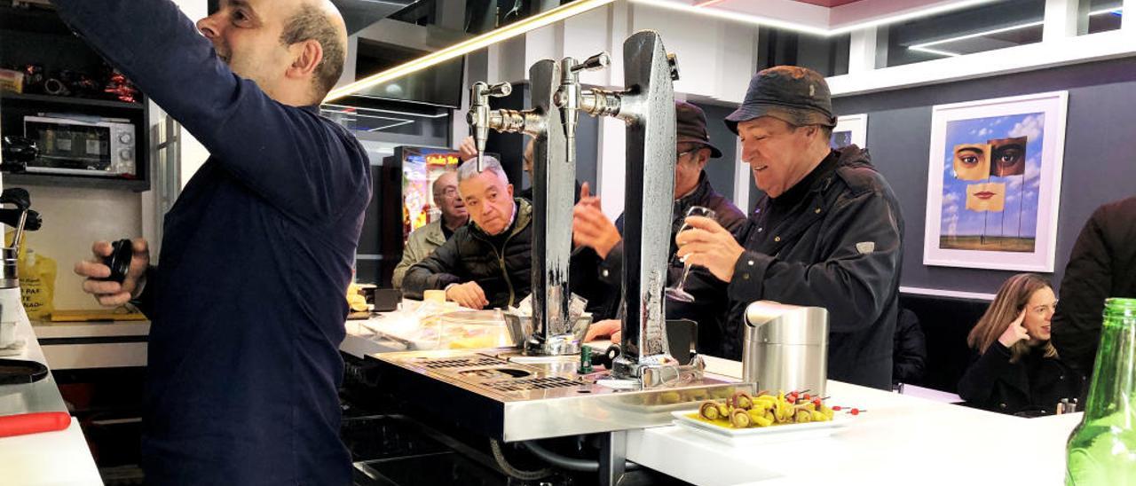 La clientes debaten sobre política en cafeterías y bares.