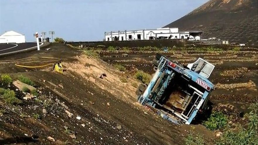 Vuelco de un camión en La Geria (Lanzarote)