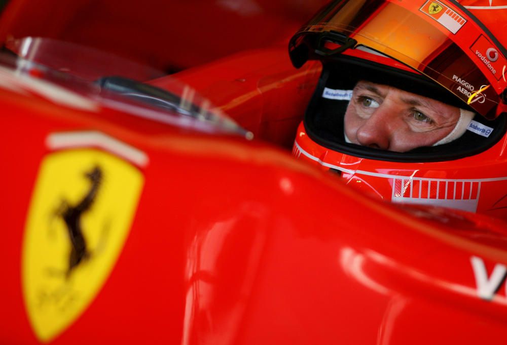 El alemán Michael Schumacher, siete veces campeón del mundo de Fórmula Uno, aparece al volante de su Ferrari