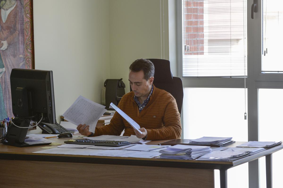 Luciano Huerga trabajando en el despacho de Alcaldía, en El Ferial.