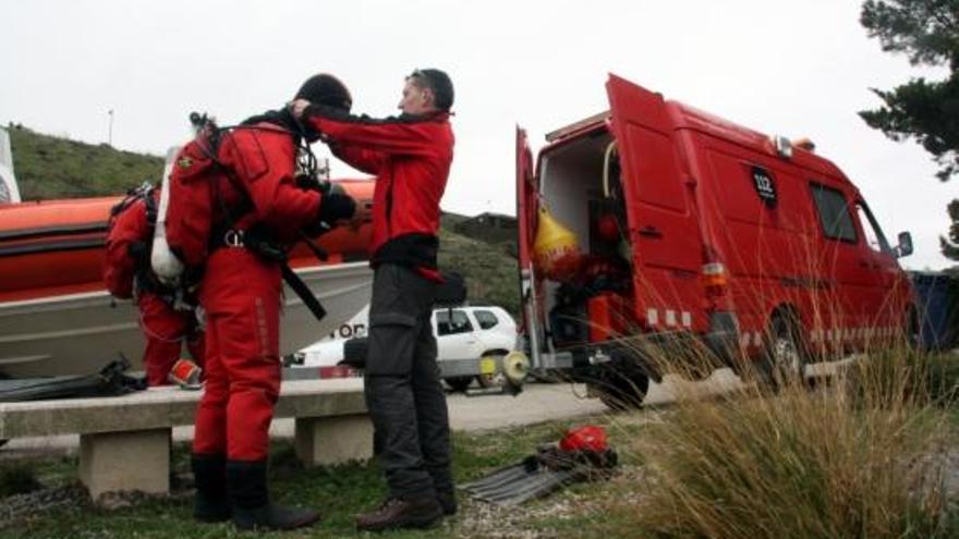 Els equips del grae, preparant-se per entrar a l&#039;aigua.