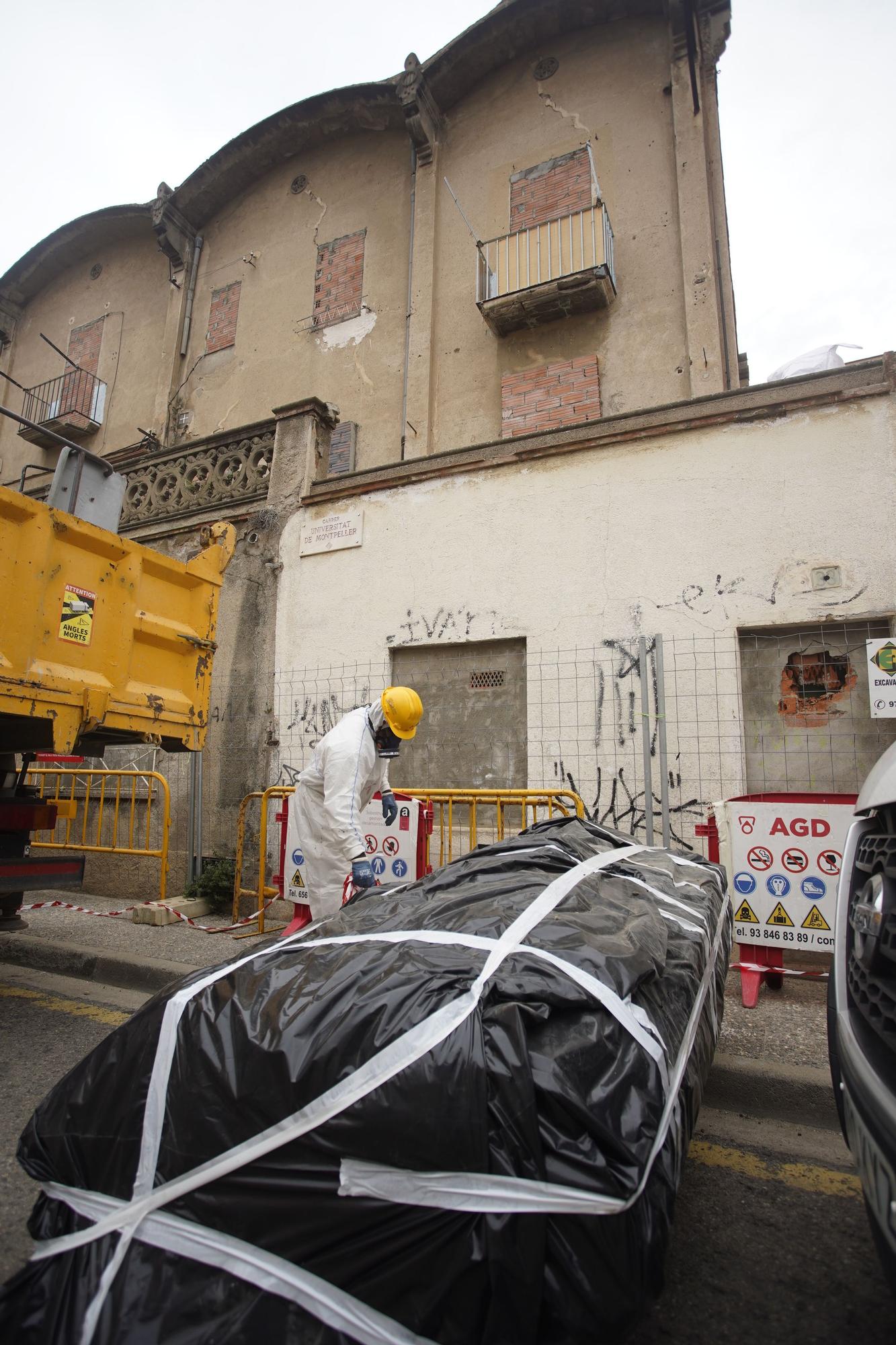 Retiren el fibrociment per enderrocar els edificis del carrer Universitat de Montpeller