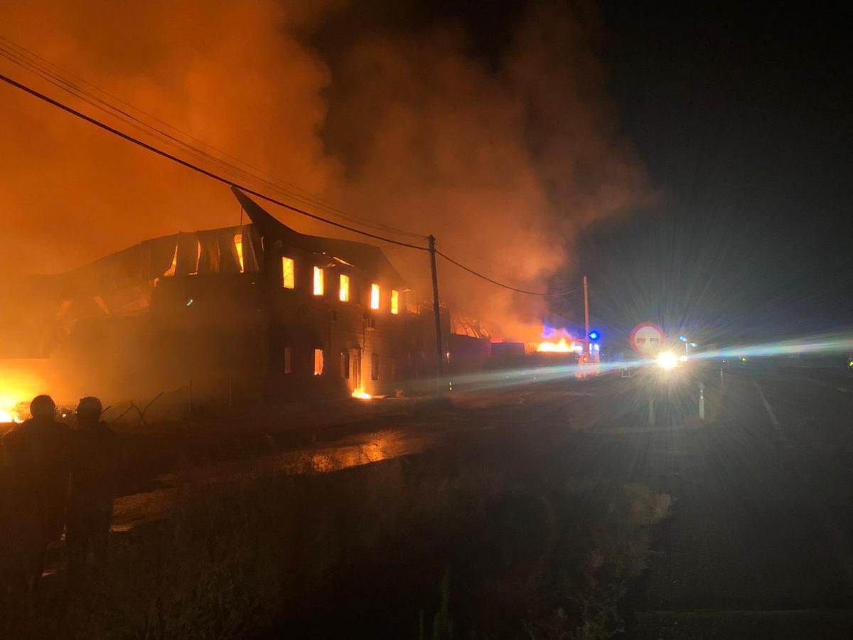 Espectacular incendio de una nave en Puente Genil