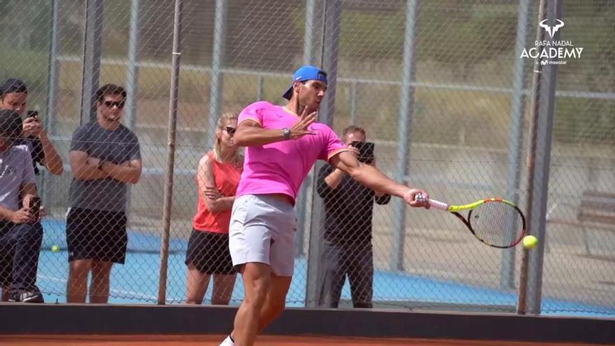 Rafa Nadal entrena en la Rafa Nadal Academy antes de viajar a París