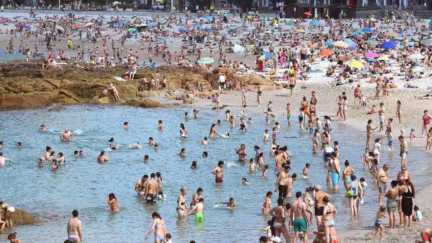 Bañistas en la playa de Riazor.