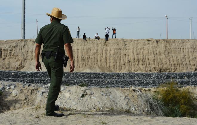 Los traficantes de personas se desplazan de EEUU a México para seguir con el negocio pese al bloqueo migratorio de Trump