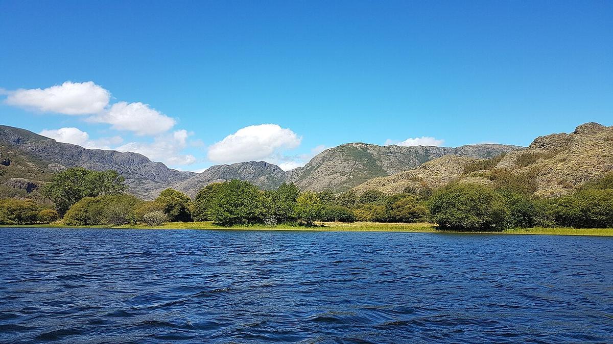 El lago de Sanabria entre las montañas de la sierra de la Culebra en Zamora