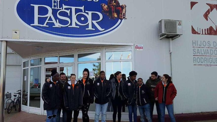 Las jugadoras de la pasada campaña posan ante la fachada de la fábrica de El Pastor.