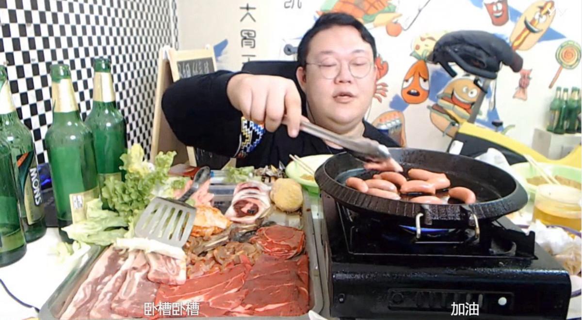 Un 'wang hong' retransmite cómo cocina unas salchichas