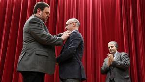 El vicepresidente Oriol Junqueras coloca la insignia de la Generalitat al nuevo delegado del Govern en Tarragona, Òscar Peris.