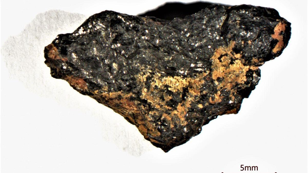 Una muestra de 3 gramos de la piedra Hipatia. Los investigadores encontraron un patrón consistente de 15 elementos en la piedra: el patrón es completamente diferente a cualquier cosa en nuestro Sistema Solar.